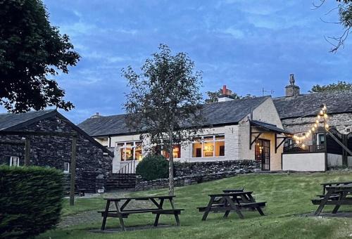 Tebay Hotel | Discover Comfort at Cross Keys Inn - Pet Friendly Stay