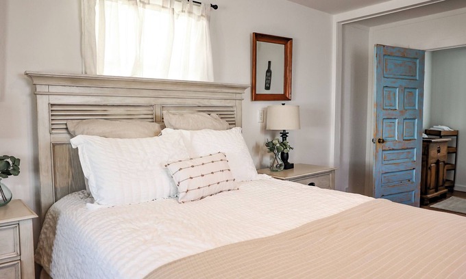 Fredericksburg Cottage | Cozy Cross Mountain Cottages #10 with Kitchen & Breakfast