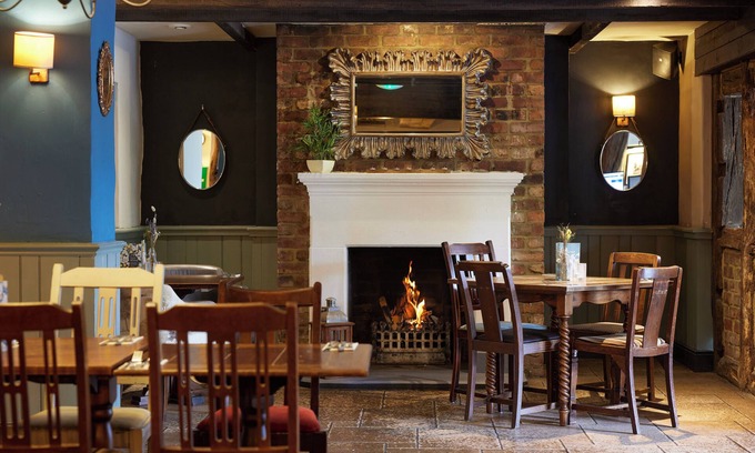 Pottersbury Hotel | Family-Friendly Cross Roads Hotel with Restaurant & Breakfast