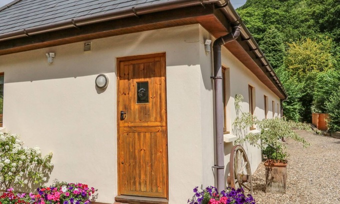 Shirwell Cottage | Family-Friendly CROSS SYKE BARN with Open Fire in Barnstaple