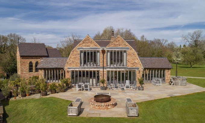 Bromsgrove Other | Relax at Crossbrook Farm with Hot Tub & Spa Amenities