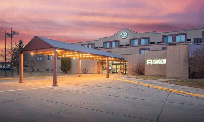 Huron Hotel | Relax at Crossroads Hotel & Huron Event Center with Pool