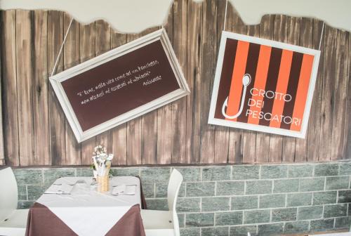 Lezzeno Bed & Breakfast | Relax at Crotto dei Pescatori with Oceanfront Dining