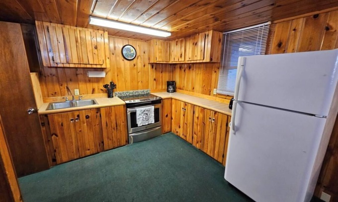 Nevis Cabin | Crow Crest Lodge Resort #4 Water Edge, Stunning Sunsets, Family Getaway