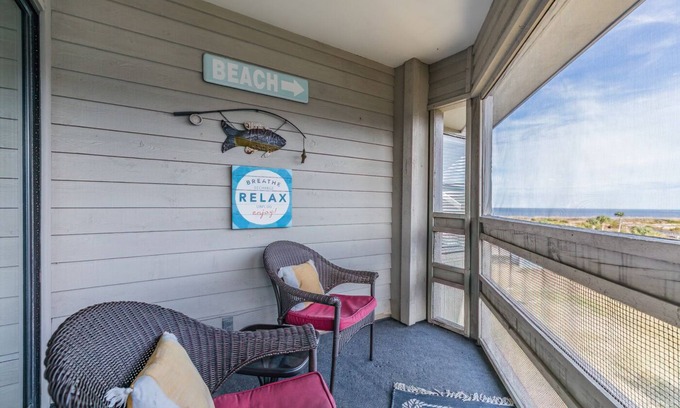 Oceanmarsh Subdivision Condo | Oceanfront Crow's Nest on Harbor Island with Pool & Kitchen