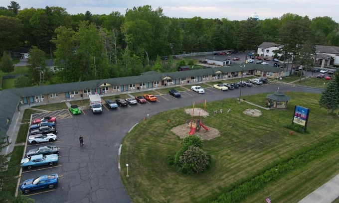 Tawas City Hotel | Inviting Crow's Nest: Pet & Child Friendly Getaway