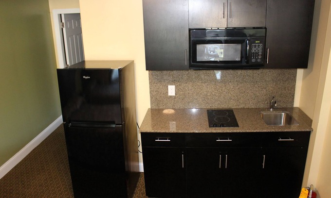 Yorktown Hotel | Budget-Friendly Stay at Crown Inn Motel with Breakfast & Kitchen