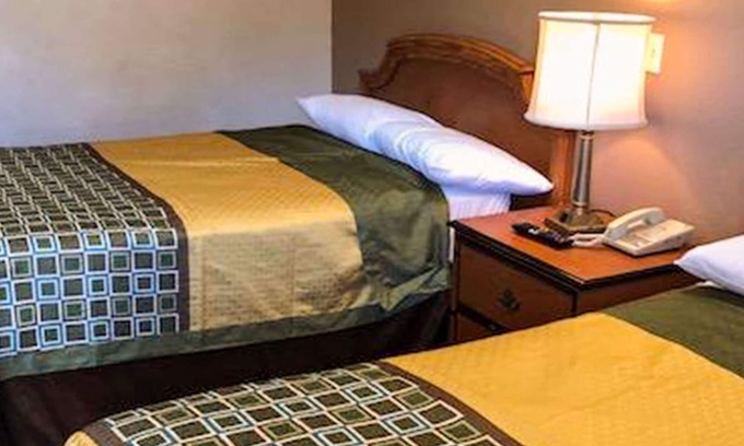 Oakland Hotel | Budget-Friendly Crown Lodge Motel with Breakfast & Family Amenities