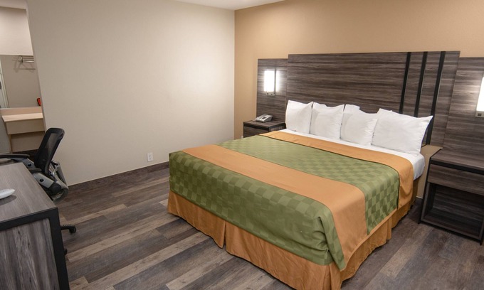 El Centro Hotel | Poolside Relaxation at Crown Motel - Family-Friendly Stay