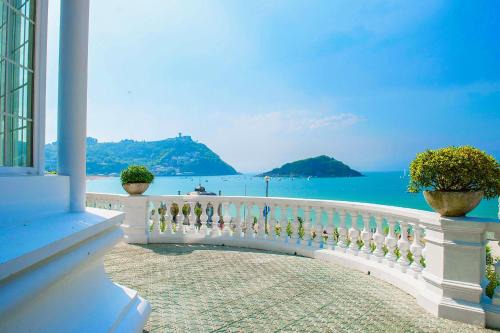 San Sebastian Centro Apartment | Elegant Crown of La Concha Beach with Oceanfront Views