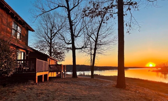 Horseshoe Bend Hotel | Discover Crown Point Resort: Guest Rated 9.8 with Ocean Views