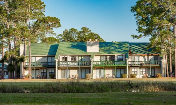 Gautier Hotel | Family-Friendly Crown Resorts at Hickory Hills with Pool Access