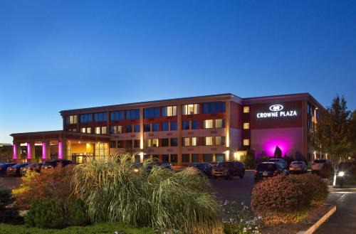 Woburn Hotel | Discover Crowne Plaza Boston - Woburn: Pet-Friendly Retreat