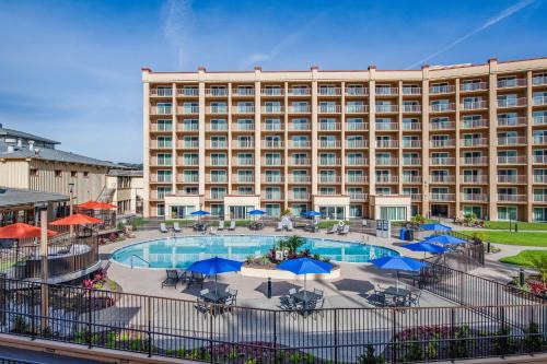 Mission Valley West Resort | Pet-Friendly Crowne Plaza Hotel Mission Valley with Pool & Breakfast