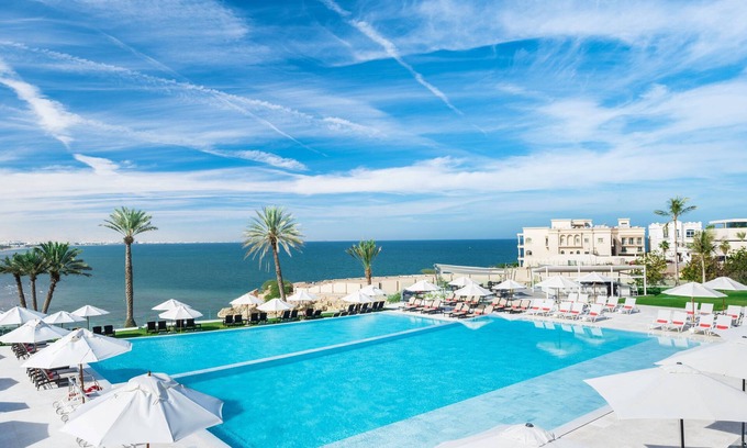 Qurm Hotel | Discover Crowne Plaza Muscat: 4-Star Comfort & Amenities