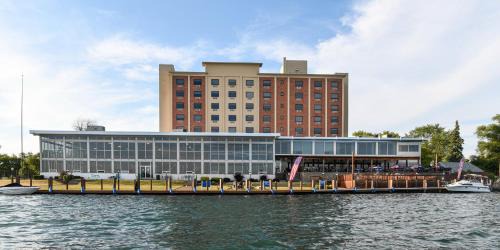 Niagara Falls Hotel | Relaxing Stay at Niagara Riverside Resort with Pool Access