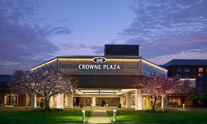 Warwick Hotel | Relax at Crowne Plaza Providence-Warwick Airport Hotel