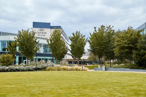Winnersh Hotel | Inviting Crowne Plaza Reading East: Pool, Spa & Great Reviews