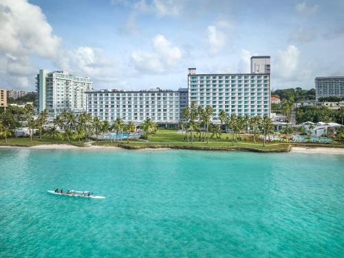 Tumon Hotel | Unwind at Crowne Plaza Resort Guam with Oceanfront Views