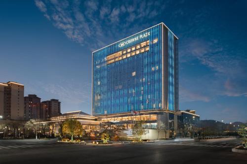 Shangluo Hotel | Experience Crowne Plaza Shangluo: Oceanfront & Pool Access