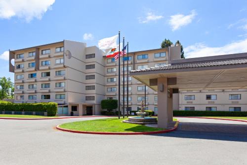 Union City Hotel | Relax at Crowne Plaza Silicon Valley North - Union City