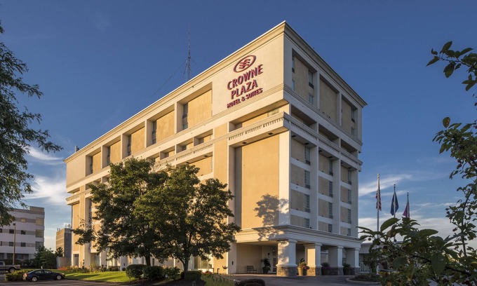 Bethel Park Hotel | Crowne Plaza Suites Pittsburgh South, an IHG Hotel