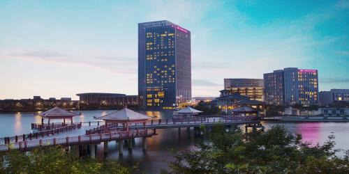 Xiqing Qu Hotel | Discover Crowne Plaza Tianjin Meijiangnan, a 5-Star Retreat
