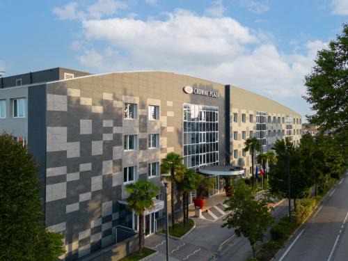 Pedeguarda di Follina Hotel | Stylish Crowne Plaza Venice East with Pet-Friendly Amenities
