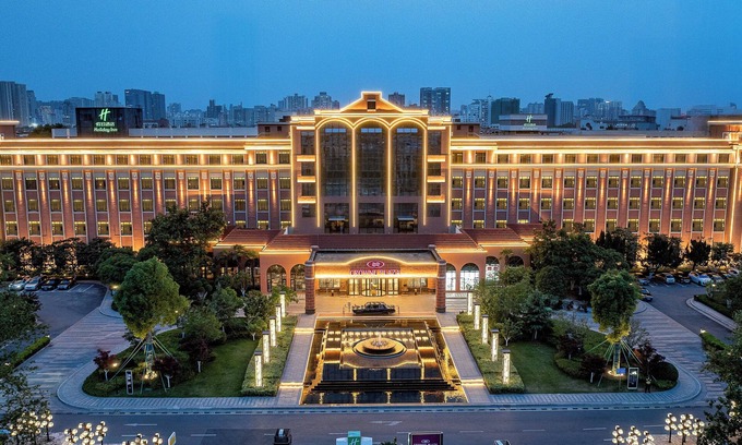 Huayuan Road Area Hotel | Elegant Comfort at Crowne Plaza Zhengzhou, an IHG Hotel