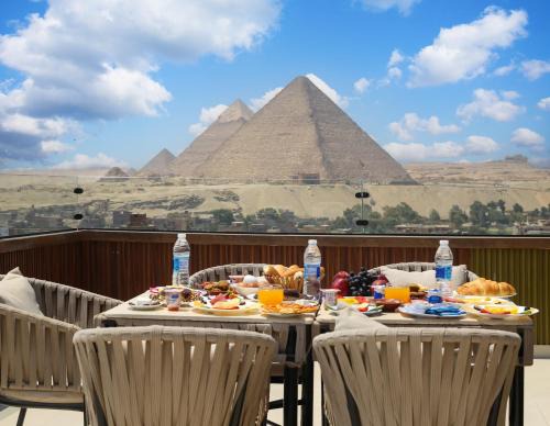 Al Haram Bed & Breakfast | Inviting Crowne Pyramids View Inn with Family-Friendly Amenities