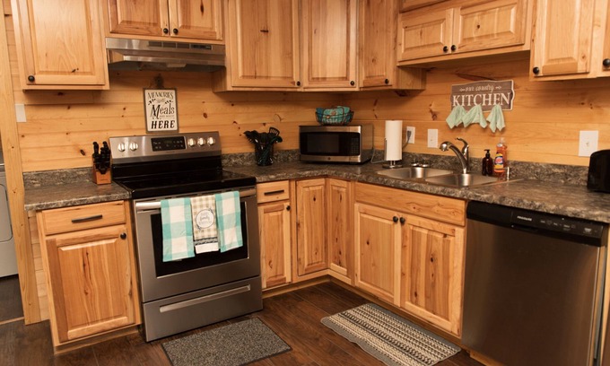 Paducah Cabin | Welcoming Crowns' Cabin at Ramp 11 Retreat – Pet Friendly Getaway