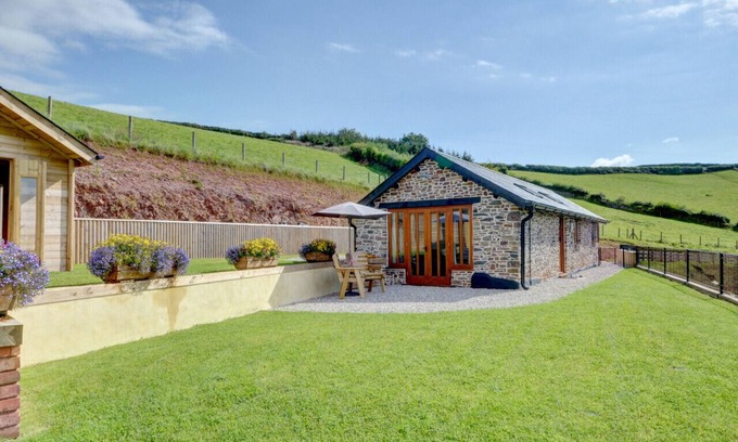 Christchurch House | Top-Rated Crows Nest Cottage with Spa & Hot Tub for Two