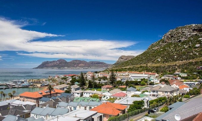 Redhill Apartment | Discover Crows Nest: Your Ocean View Retreat in Kalk Bay
