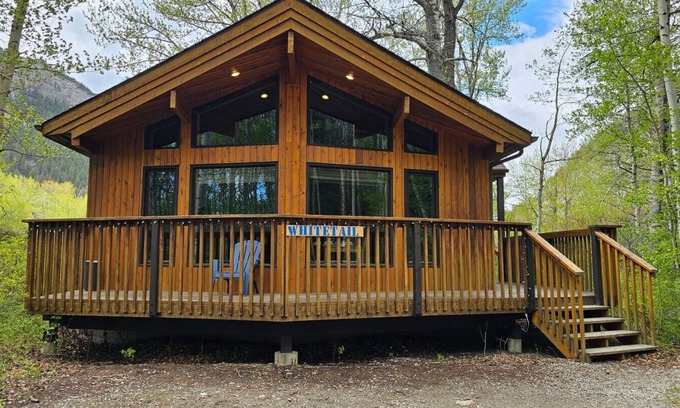 Crowsnest Pass Cabin | Crowsnest River Chalet - Deer