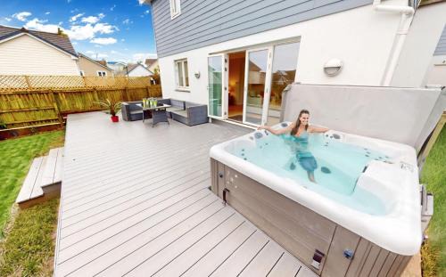 Croyde House | Oceanfront Retreat: Croyde Ocean Breeze with 5 Bedrooms