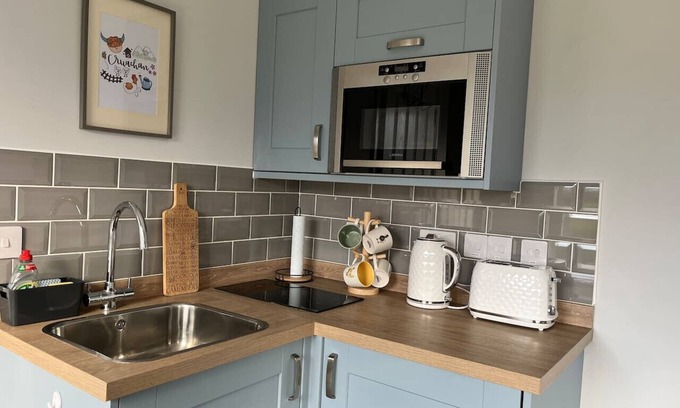 Connel Cabin | Cozy Cruachan Cabin - Perfect Retreat for 2 with Kitchen