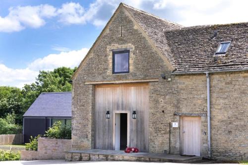 Ampney Crucis House | Pet-Friendly Comfort at Crucis Park Estate - Rated 8/10