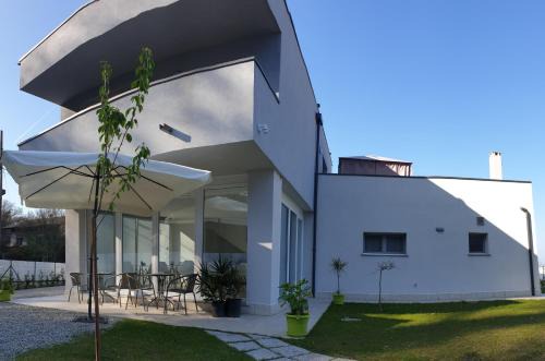Dormelletto Bed & Breakfast | Family-Friendly Stay at Crystal B&B with Great Reviews