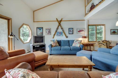 McCall Apartment | Relaxing Crystal Beach Lakefront Condo with Pool Access