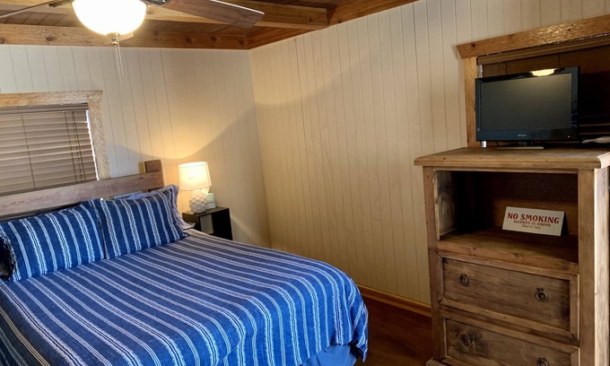 Carrizo Springs Cabin | Tranquil Crystal Cabin: Family-Friendly Retreat Near Carrizo