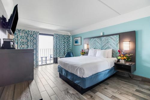 Pine Knoll Shores Hotel | Oceanfront Paradise at Crystal Coast Hotel with Pool & Views