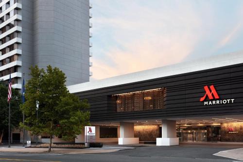 Crystal City Hotel | Centrally Located Crystal Gateway Marriott with Family Amenities