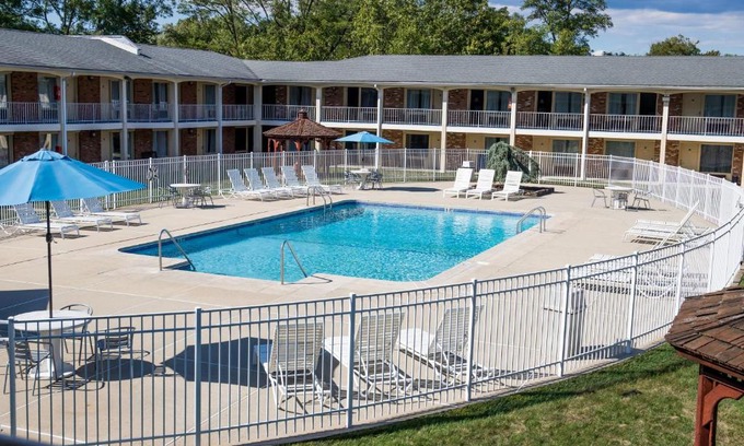 Fort Monmouth Hotel | Pet-Friendly Crystal Inn Eatontown with Pool Access