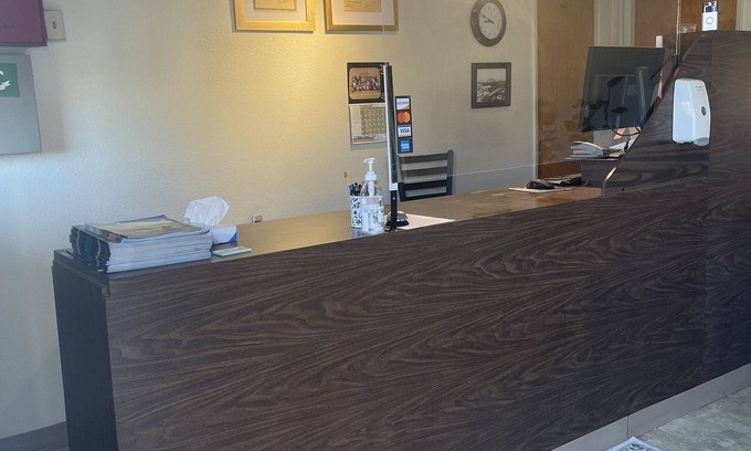 Red Bluff Hotel | Cozy Crystal Motel: Family-Friendly with Complimentary Breakfast