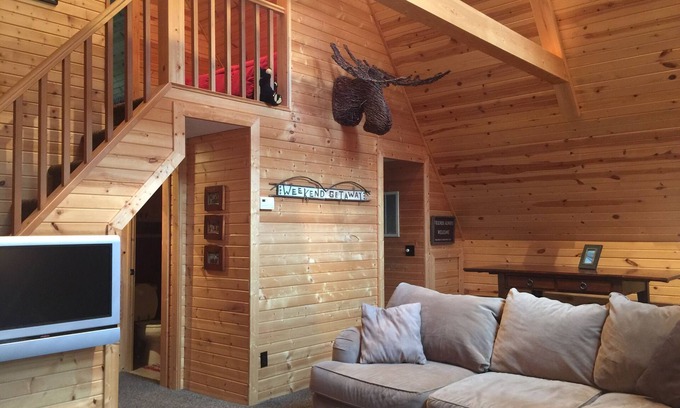 Thompsonville Cabin | Discover Crystal Mountain Resort: Rated 9.6/10 with Spa & Pool
