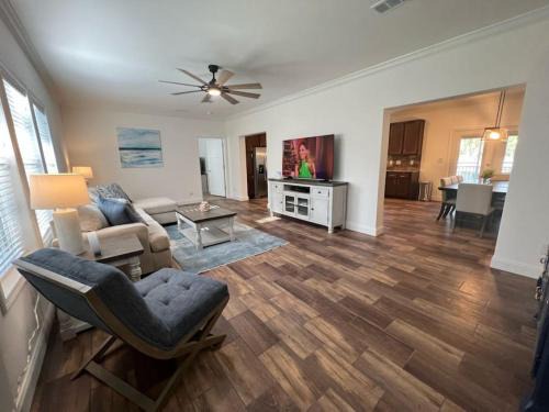 Crystal River House | Relax at Crystal River Highrise with Inviting Hot Tub Features
