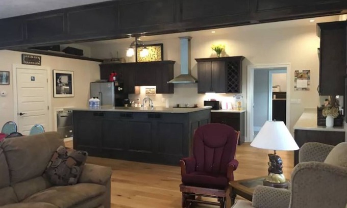 Springboro House | Elegant Crystal Run Suites: Pool, Restaurant & Family-Friendly