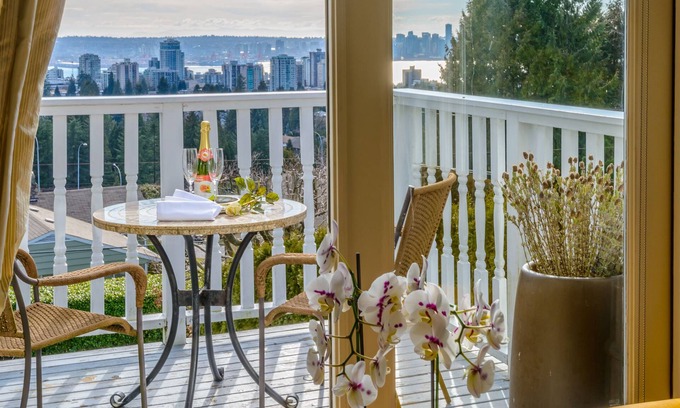 Upper Lonsdale Bed & Breakfast | Elegant Crystal's View Bed & Breakfast with Spa Amenities