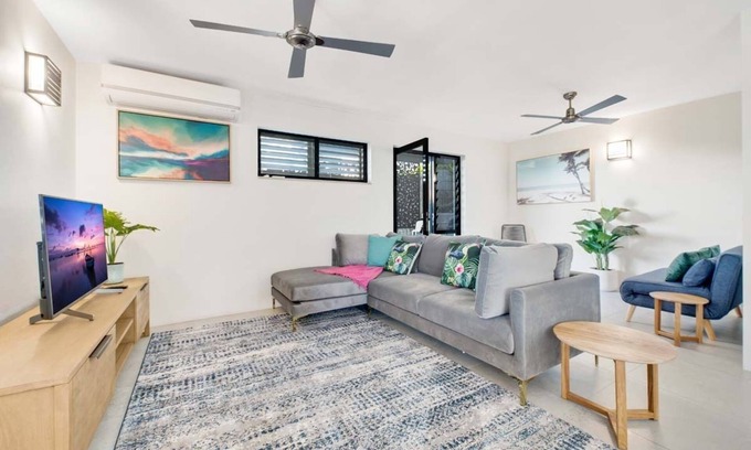 Sunshine Beach Apartment | Pet-Friendly Crystal Shores Unit 1: Steps to the Beach