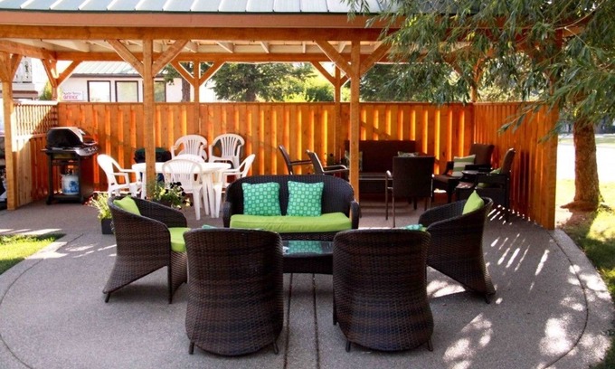 East Kootenay Hotel | Crystal Springs Lodge: Family-Friendly Retreat with Breakfast